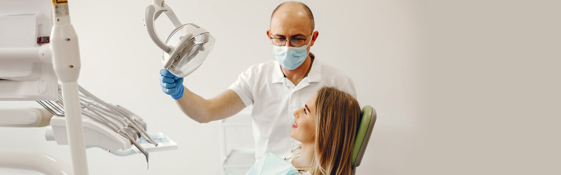 How Dentists Detect Early Signs of Oral Cancer During Routine Visits